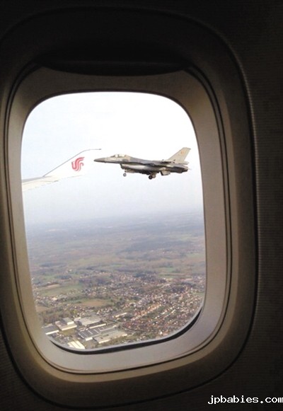 昨日,当习近平乘坐的专机进入比利时领空时,比利时皇家空军两架战机升空护航。