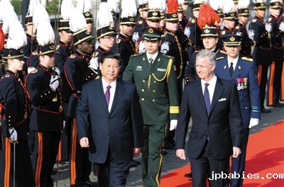 昨日,习近平在会见比利时国王菲利普前,出席菲利普国王在王宫广场举行的隆重欢迎仪式。新华社发